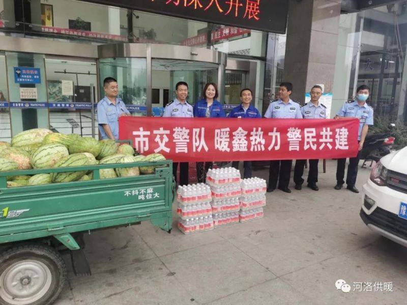 高溫下交警執勤忙，暖鑫熱力送瓜送水送清涼